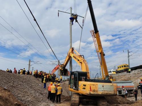 洪水中的“守路人”